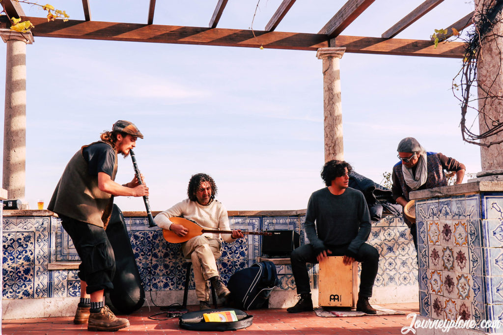 Street performers in Alfama last winter