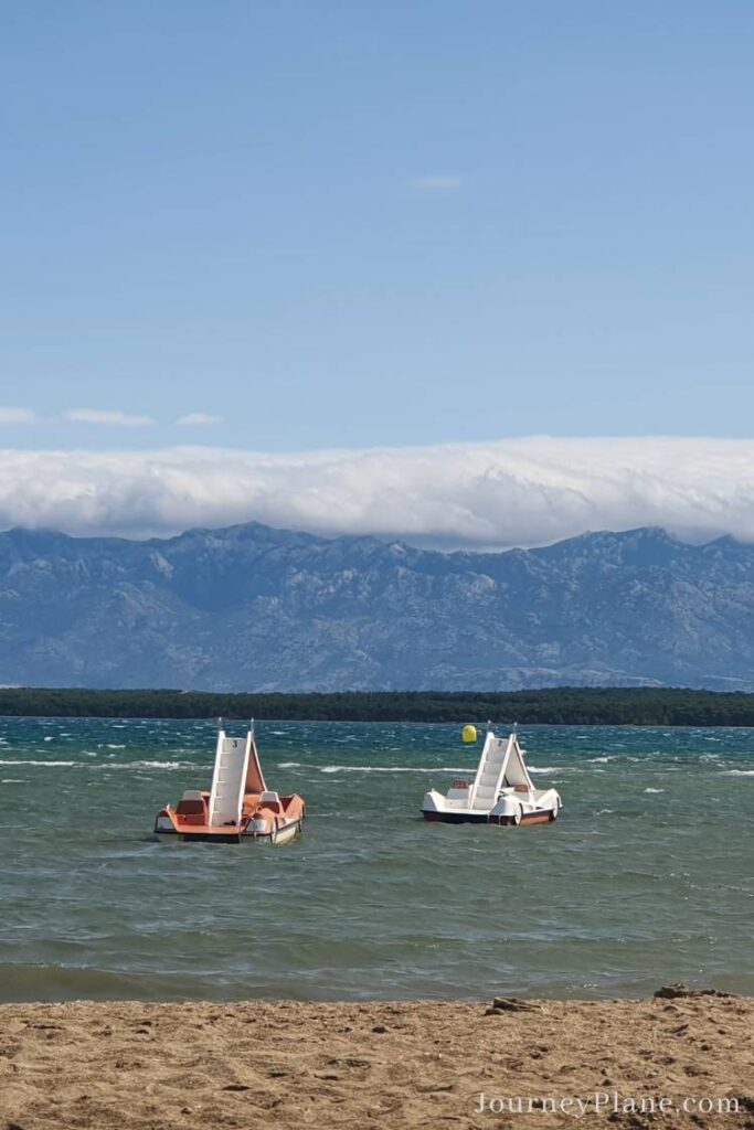 Nin: Seaside and mountain view